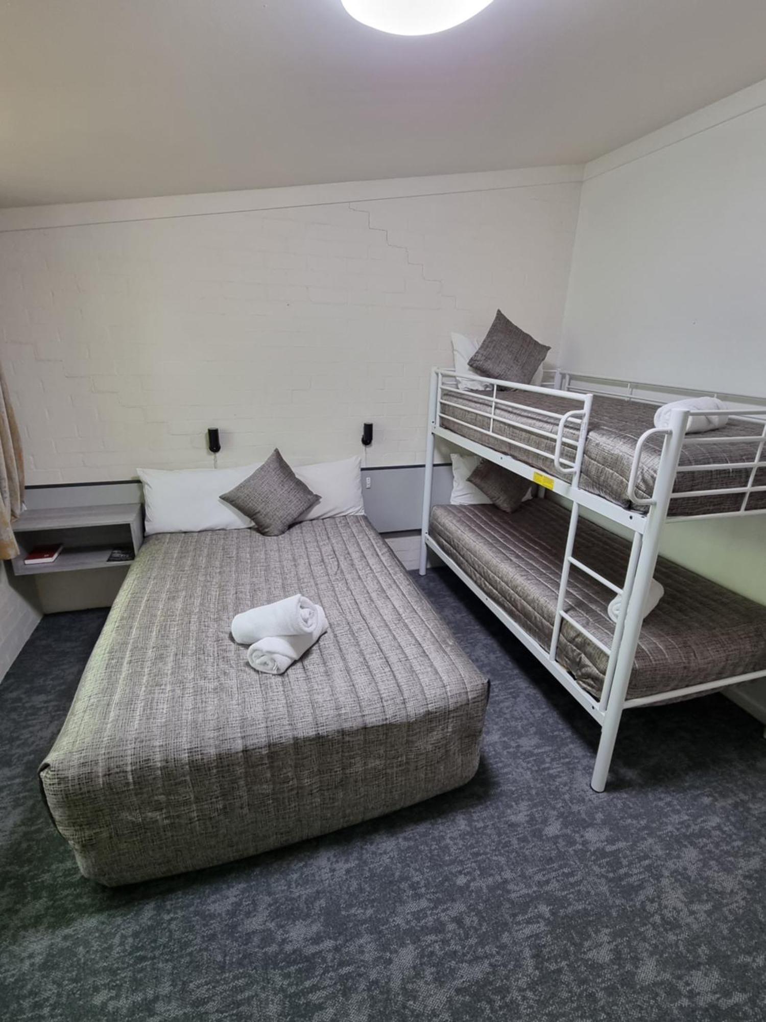Y Motels Yarraman Bagian luar foto